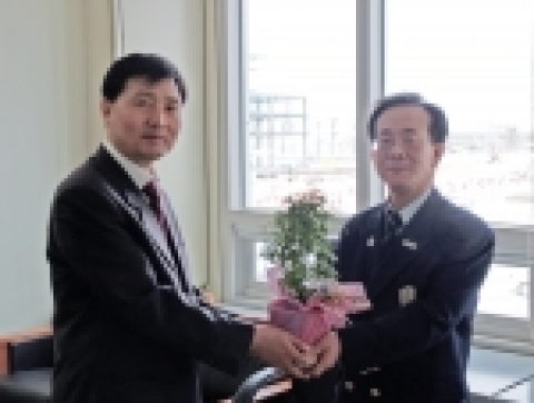 21일 칭찬릴레이 첫번째 주자로 선정된 최성환 계장이 친절을 상징하는 자스민 화분을 증정 받았다