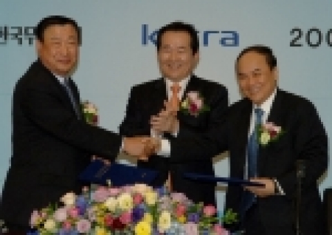 홍기화 KOTRA 사장과 이희범 한국무역협회 회장이 협약서를 교환하며 악수를 나누고 있다. (우측부터 홍기화 KOTRA 사장, 정세균 산자부 장관, 이희범 무협 회장)