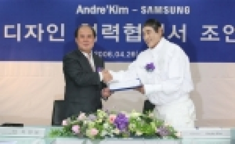 삼성전자와 앙드레 김은 26일 삼성전자 디자인경영센터에서 앙드레 김(사진 오른쪽)과 이현봉 생활가전총괄 사장(사진 왼쪽), 정국현 디자인전략팀장, 이병우 전략마케팅팀장 등 삼성전자