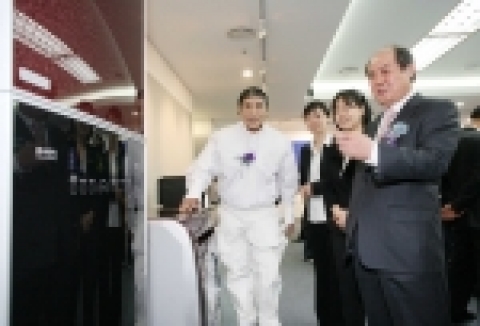 이현봉 삼성전자 생활가전총괄 사장(사진 오른쪽)과 앙드레 김(사진 왼쪽)이 26일 디자인 협력 조인식을 가진 뒤 삼성전자의 가전제품에 대해 이야기를 나누고 있다.