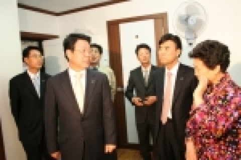 금호건설 조경연부사장 및 임직원은 종로구 창신동에 위치한 어울림家 2호를 방문, 기증식과 더불어 거주중인 할머니를 위로하고 있다.