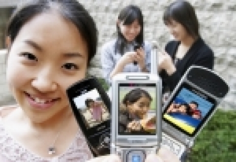 LG텔레콤(사장 南 鏞, www.lgtelecom.com), SK텔레콤(사장 金信培, www.sktelecom.com), KTF(사장 趙榮柱, www.ktf.com) 등 이동통신 