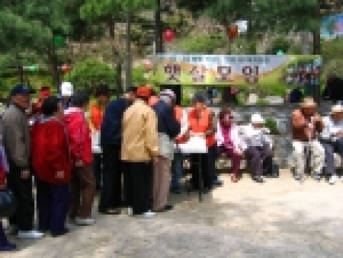 성남시 수정구 양지동의 사모임인 ‘햇살모임'회원들이 남한산성 유원지를 찾는 어르신께 커피와 율무 등 무료로 차를 대접하고 있다