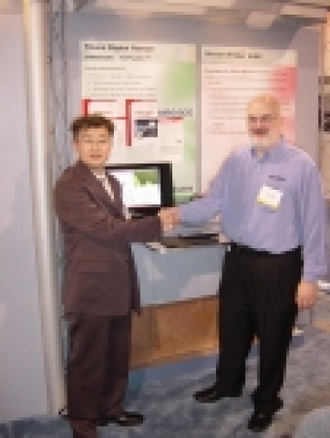 NAB2006의 트라이베니디지털부스에서 에어코드의 장호연 해외사업부장과 트라이베니 CEO Mark Simpson이 MOU체결후 악수하고 있다.
