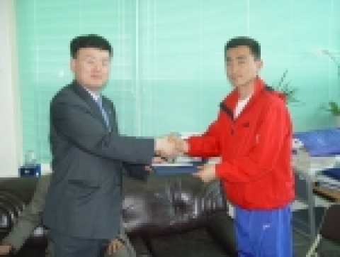 관동대학교 학생지원처장실에서 27일(목) 오후 2시 ‘촛불장학회(회장 박영봉) 장학금 전달식’이 있었다.