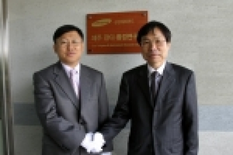 27일 삼성에버랜드 잔디환경연구소 신홍균 소장(左)과 제주大 아열대친환경 누리사업단 송창길 단장(右)이 '삼성에버랜드 제주 잔디환경연구소' 현판식을 갖고 있는 모