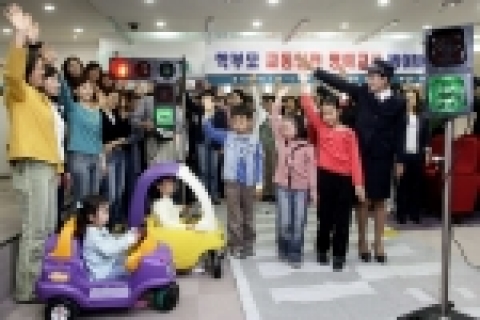 삼성화재와 안전생활실천시민연합은 교육인적자원부와 행정자치부의 후원으로 『학부모 교통안전 명예교사 양성 교육』을 실시하고 있다고 27일 밝혔다.