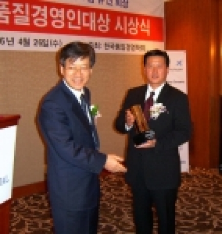 수상하고 있는 휴니드 김유진 대표이사.