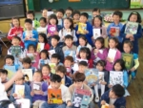 네이버는 '10분 아침독서운동'의 지원을 위해 5월 10일까지 전국 200개 학급에 책과 서재를 제공하는 '학급문고 보내기'행사를 진행한다.네이