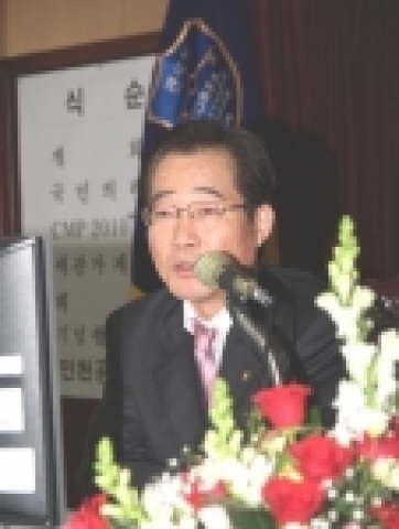 성윤갑 관세청장은 28일 오전 인천공항 화물터미널에서 인천공항과 김포세관 직원 300여명을 상대로 관세청의 중장기 관세행정 발전 방향(2010프로젝트)과 미래의 세관모습에 대한 특