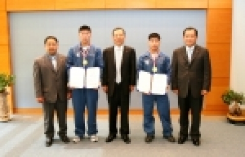 고광구 광은역도부감독, 김경민 선수, 정태석 광주은행장, 김평화 선수, 기호담 인사부장