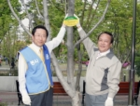 대구광역시시설관리공단과 대구은행 DGB봉사단(봉사단장 이화언 은행장) 30명은 27일 2.28기념중앙공원에서 수목 표찰 1,000개를 부착했다.