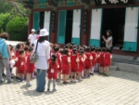 한려해상국립공원내 한산도 제승당에서 국립공원관리공단 한려해상동부사무소에서 어린이를 대상으로 역사해설프로그램을 진행하고 있는다