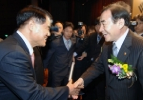 김쌍수 LG전자 부회장(사진 왼쪽)이 28일 과천정부청사에서 열린‘근로자의 날 정부포상 전수식’에서 이상수 노동부 장관(오른쪽)으로부터 선진 노경(勞經) 관계를 선도해 온 공로로 