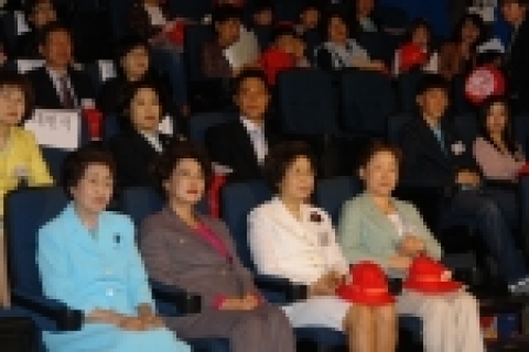 축제 “빨간모자 Sisters Party”에 이희호 여사, 장하진 여성가족부 장관등이 참석했다


