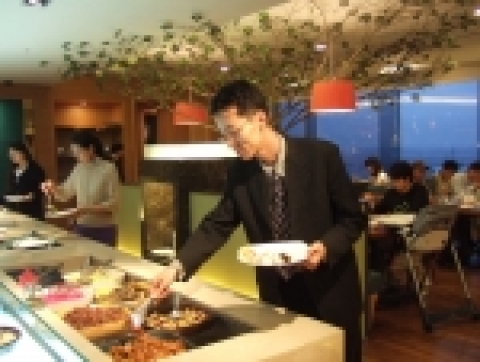 라마다송도호텔 '벨뷰' 뷔페식당에서 식사를 즐기는 고객들