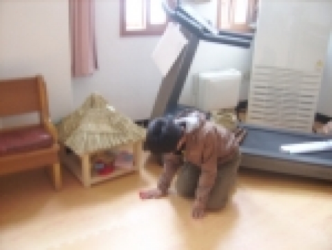 바닥을 청소하는 장면