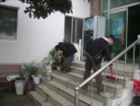 예광마을현관을청소하는장면