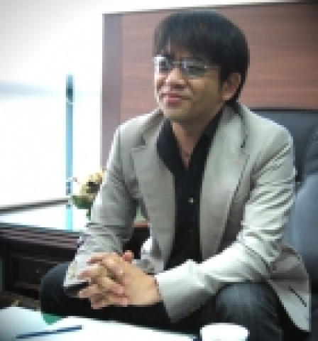 한국에서 첫 싱글 앨범을 발매한 가수 &#039;우민&#039;(스미 케이치로)이 28일 서울을 방문해 쏜다TV와 인터뷰를 갖는 장면.