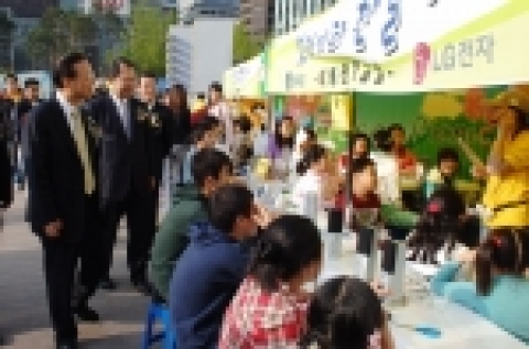 이희국 LG전자 사장(맨 왼쪽)과 김수삼 한양대학교 부총장(왼쪽 두번째)이 행사장 내에서 지도교사의 설명을 들으며 과학실습을 하고 있는 아이들을 둘러보고 있다.