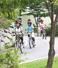 미리내캠프에서 산악자전거(MTB)를 타는 어린이들