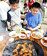 미리내캠프에서 야외참숯구이를 하는 어린이들