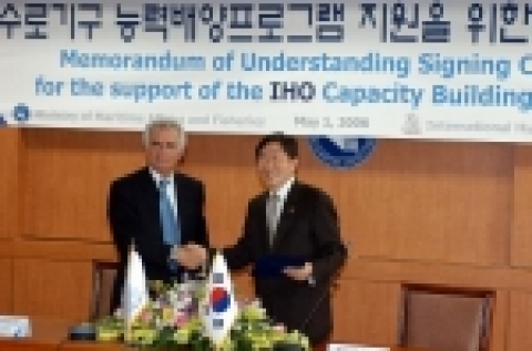 기금지원 양해각서 체결후 마라토스 이사장관 공동 관심사항 논의하였다.