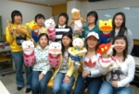 영진전문대 유아교육과 학생들로 구성된 인형극전공연구회인 아누세가 어린이날을 맞아 인형극 연습중에 한자리에 한 모습