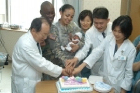 국내 최소22주 6일만에 태어난 카메룬 조셉 군이 삼성서울병원 신생아집중치료팀에서 마련한 100일 축하잔치를 하는 모습.
