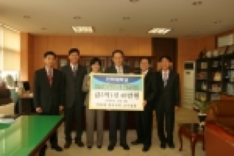 (왼쪽부터) 정준우 교수, 이대희 법학부장, 원혜욱 교수, 홍승용 총장, 김민배 법과대학장, 최신섭 전공주임