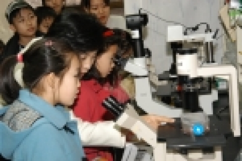 한국식품연구원(院長 姜洙基)은 2006년 5월 3일 오전 9시부터 분당소재 연구원에서 경기 광주 오포초등학교 5학년 37명을 대상으로 과학에 대한 올바른 이해와 흥미를 유발하고 과
