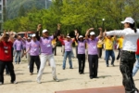 5월 2일 한일장신대 부설 사회복귀시설인 '한사랑'에서 마련한 ‘오! 해피데이’에서 전북지역 장애인들이 전문강사와 함께 ‘꼭짓점댄스’를 추며 즐거워하고 있다.