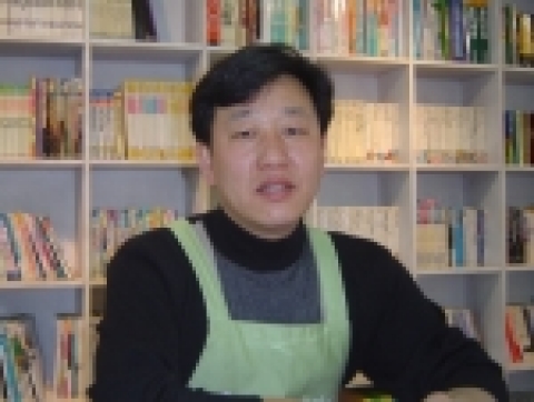 아름다운가게 안양점에서 봉사활동을 하고 있는 삼성SDS 이양승 책임(45세)
