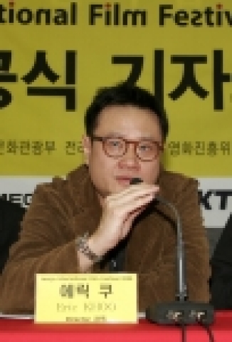 영화 <내 곁에 있어줘>의 에릭 쿠 감독