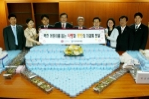 LG카드 이종호 부사장(왼쪽 네번째)과 신성민 노동조합 사무처장(왼쪽 세번째)이 3일 오전 중구 남대문로 5가 본사 강당에서 한국복지재단 김석산회장(왼쪽 다섯 번째)과 홍보대사 이