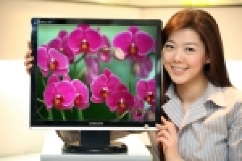 삼성전자가 세계최고 2000:1 명암비의 19인치 LCD모니터 (모델명: SyncMastermagic CX919B)를 출시하였다.