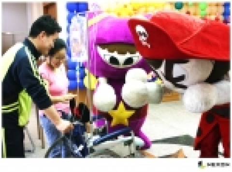 카트라이더 캐릭터들과 함께 즐거운 시간을 보내고 있는 환아와 가족들 