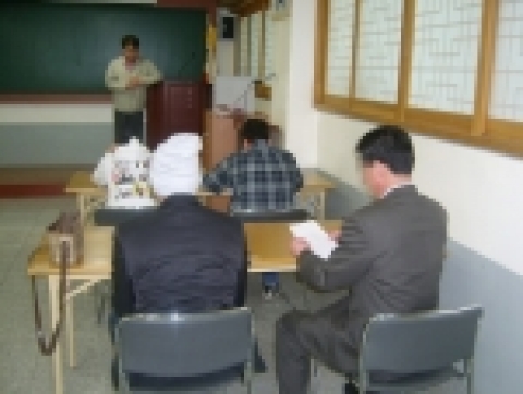 프로그램에 참여한 아버지가 효도편지를 읽고 있다