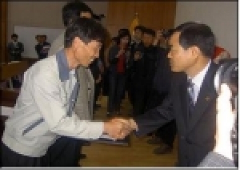 한현석씨(왼쪽) 수상장면