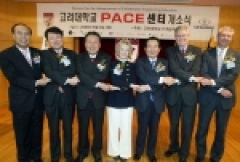 왼쪽부터 천부영 한국 썬마이크로시스템즈 부사장, 권경렬 UGS Korea 사 장, 어윤대 고려대학교 총장, 일레인 채프먼-무어 GM 글로벌 PACE 파트너쉽 매니 저, 정세균 산업