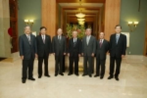 ETRI는 4일, 서울 메리어트호텔에서 역대기관장 간담회를 개최했다.(사진 좌측부터 임주환 원장, 양승택, 경상현, 백영학, 최순달, 오길록, 정선종 전원장)