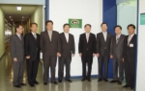 이만기 기상청장(오른쪽 네번째)이 4일 오후 기상청 검정실에서 국가공인교정기관 현판식을 가진 후 관계자들과 기념촬영을 하고 있다.