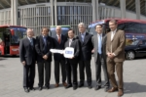 독일월드컵 자동차부문 공식 후원사인 현대자동차가 
(이수길 상무(해외마케팅사업부장) :사진 가운데)가 
대회운영에 사용될 1,250여대의 공식차량을 독일월드컵 
조직위원회에 