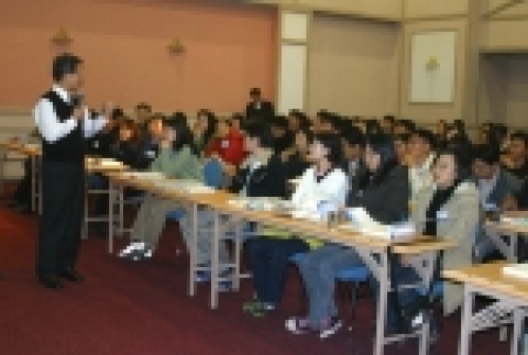 “2005년도 청소년지도사 2급 선발시험에 합격한 청소년지도사들이 자격연수를 받고 있는 장면”
