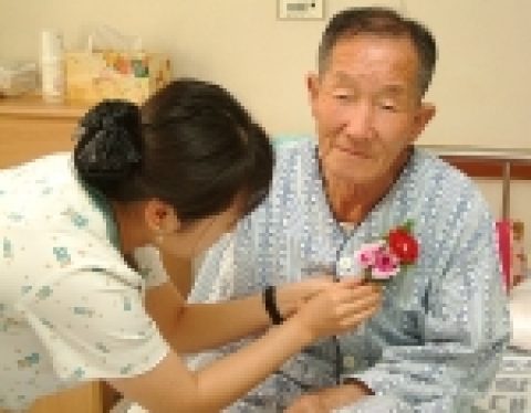 순천향대학교 천안병원(병원장, 정희연)은 5월 8일, 어버이날을 맞아 오전 8시부터 전 병동에서 꽃 달아드리기 행사를 가졌다.