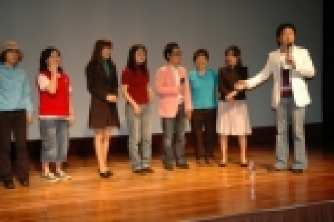 고급 여성의류 쇼핑몰 더걸스가 지난 6일 신세계백화점 문화센터에서 가수 토이의 김현우(좌로부터 5번째)를 초청,  