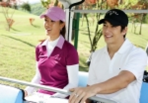나이키 골프 친선 라운딩 행사에서 카트로 이동하고 있는 미셸 위와 데니스 오