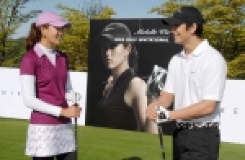 나이키 골프 친선 라운딩 행사에서 활짝 웃고 있는 미셸 위와 데니스 오