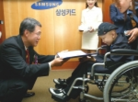 삼성카드 유석렬 사장이 '제 3회 푸른싹 글그림 공모전' 그림 부문 생명상(대상) 수상자인 이한솔 어린이(10살)에게 상장을 수여하고 있다.