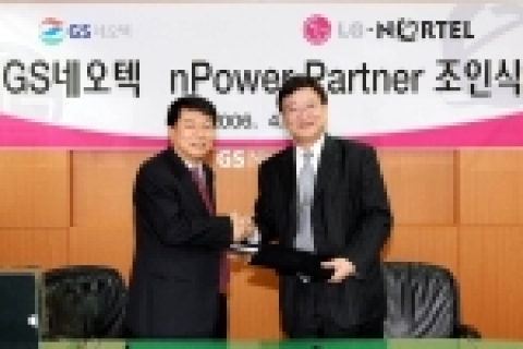 LG-Nortel 기업통신 부문장 김영호 상무(오른쪽) 와 GS네오텍 남기정 부사장(왼쪽)이 최근 LG-Nortel 엔파워 파트너쉽을 체결하고 악수하고 있다